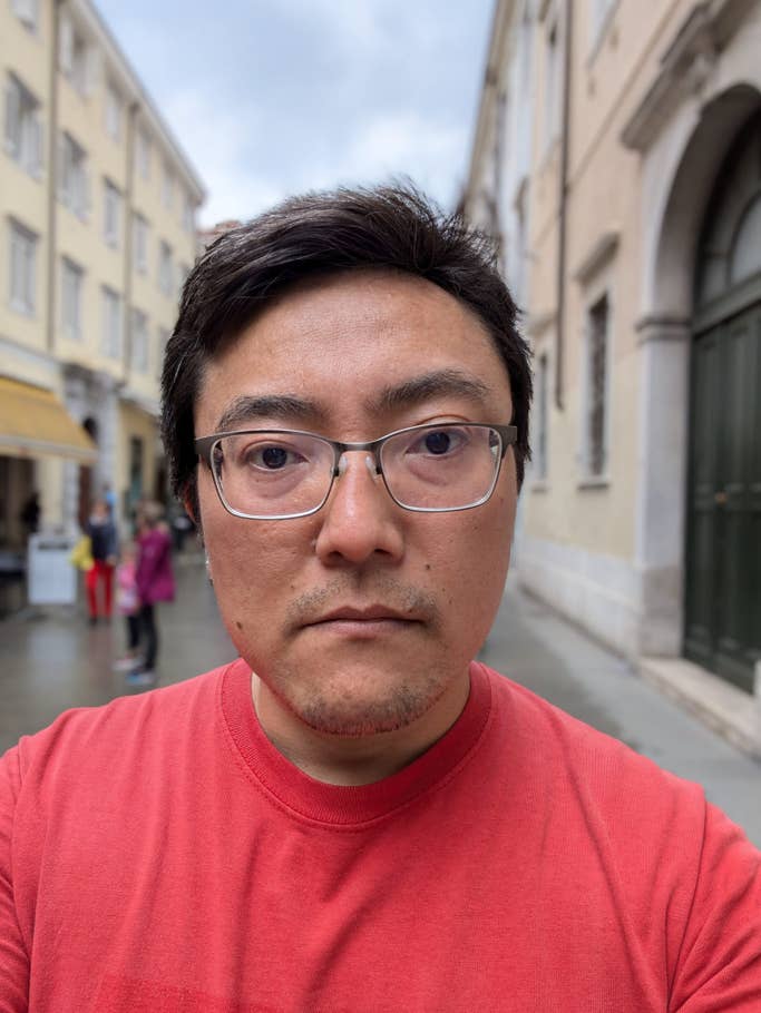 Google Pixel 8a: Selfie (zoom numérique 1.2x) - Mode portrait