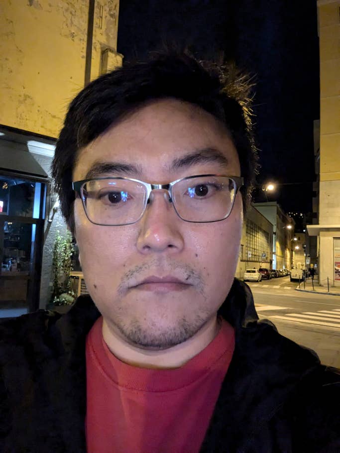 Google Pixel 8a: Selfie (zoom numérique 1.4x)