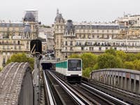 Paris_Metro_Pont_de_Bir-Hakeim.jpg