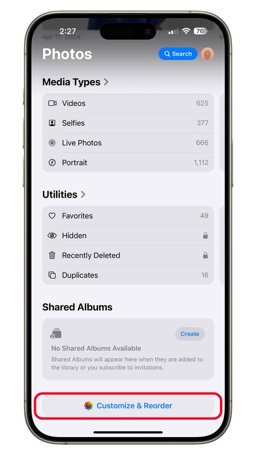 Écran du0027iPhone affichant lu0027application Photos dans iOS 18 avec types de médias et albums partagés.