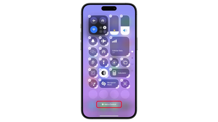 Écran du0027iPhone affichant le Centre de contrôle avec divers boutons et un bouton u0027Ajouter un contrôleu0027.
