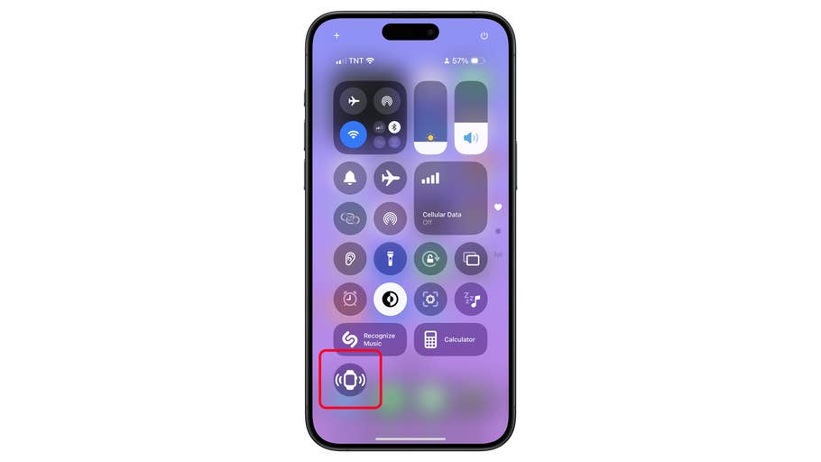 Écran du0027iPhone affichant le Centre de contrôle avec lu0027icône de reconnaissance musicale mise en surbrillance.