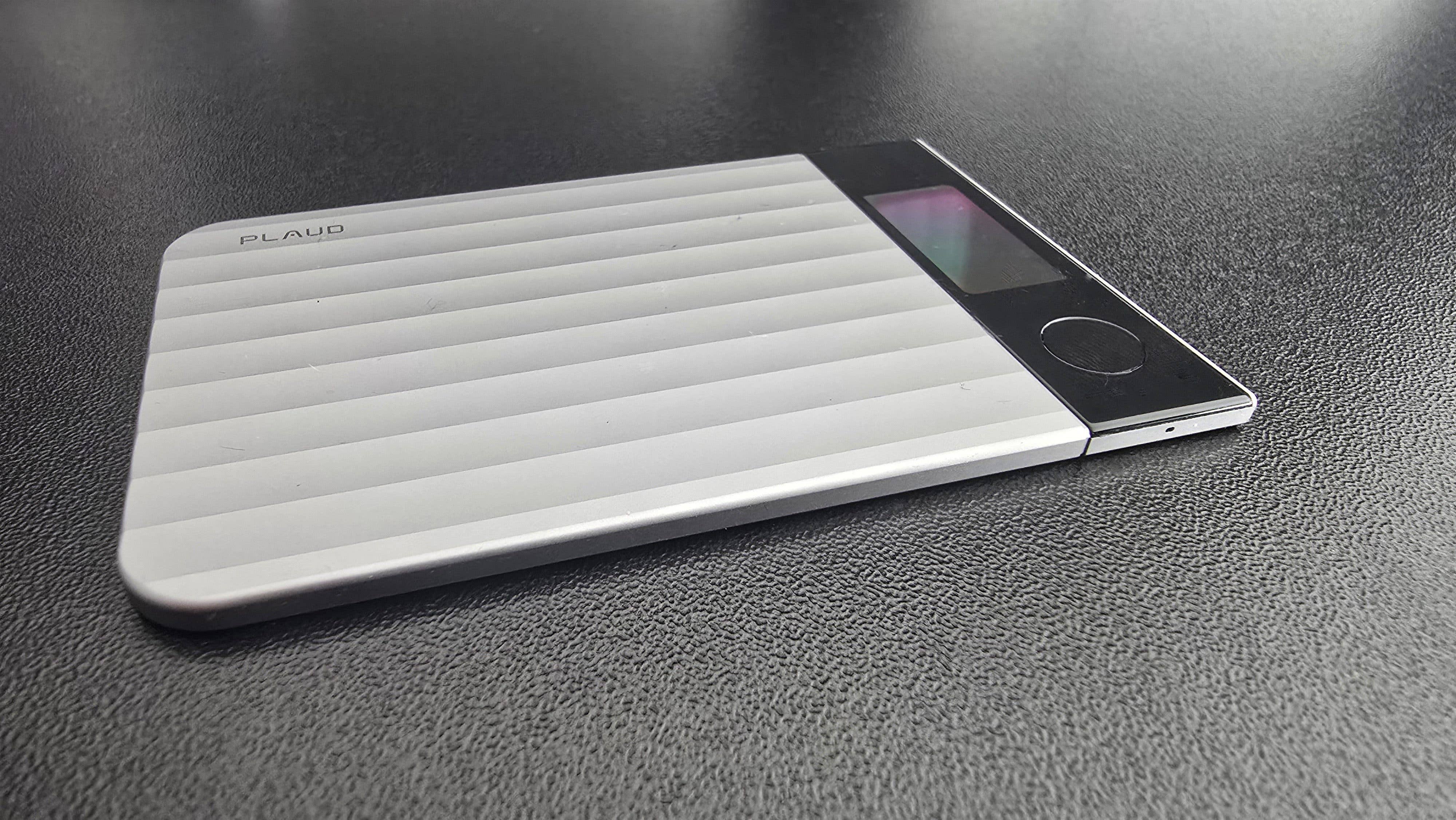 Un élégant carnet numérique argenté avec un design strié et une interface minimaliste.