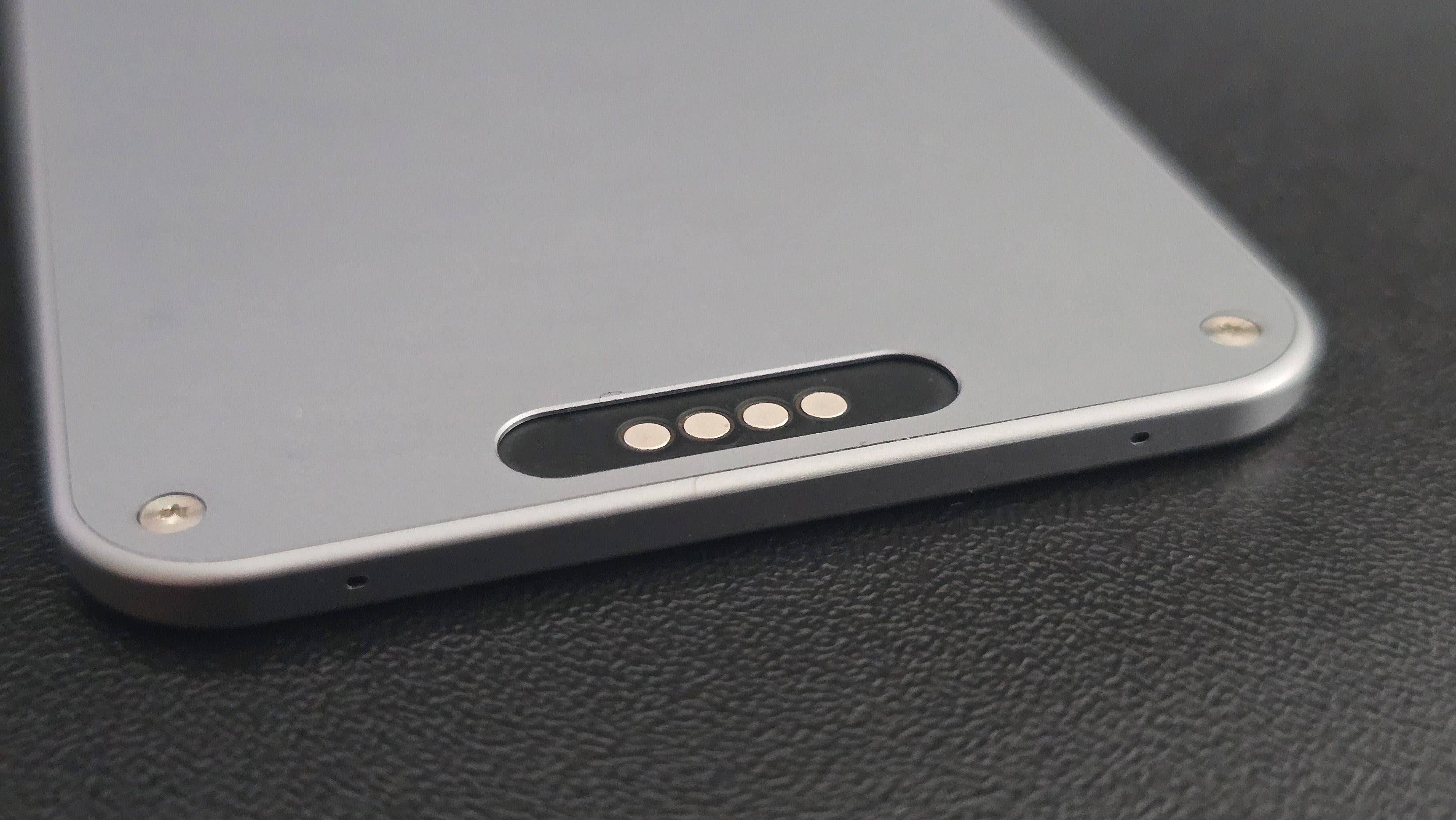 Vous pouvez charger l'appareil avec le câble USB-C inclus via ce port situé à l'arrière de la carte.