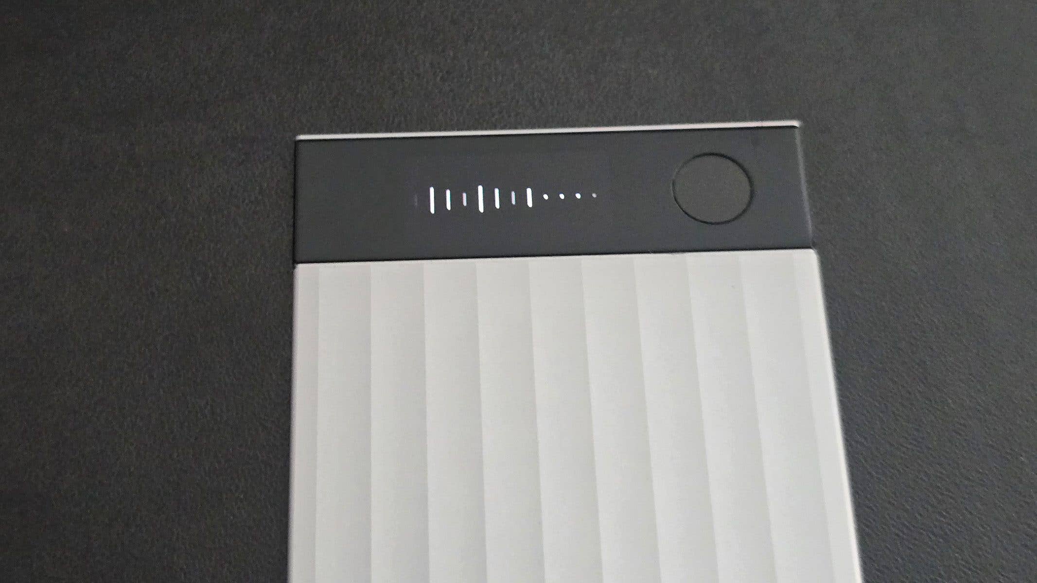 Vue de dessus d'un appareil Plaud Note Pro affichant des indicateurs de batterie et un bouton d'alimentation.