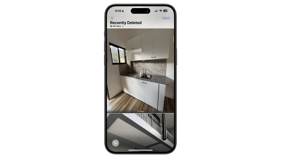 Un téléphone affichant une galerie de photos avec une image de cuisine récemment supprimée.