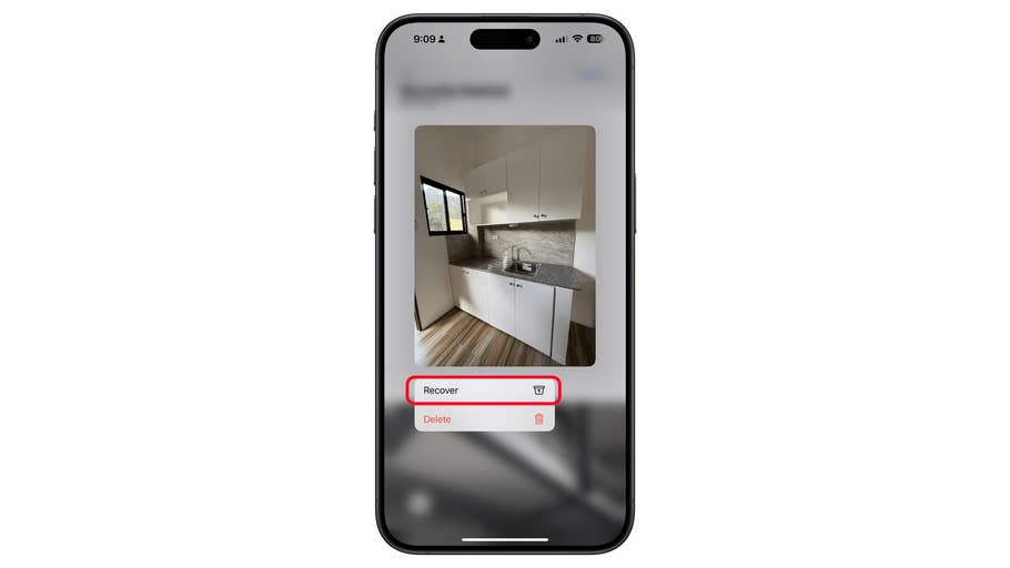 Un écran de smartphone affichant une image du0027une cuisine avec des options pour récupérer ou supprimer.