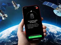 Ein iPhone, das im Weltraum schwebt, umgeben von Satelliten mit der Erde als Hintergrund.