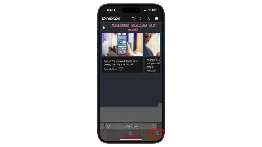 Un smartphone affichant le site NextPit avec des articles sur les mises à jour Android et iOS.