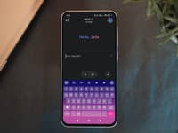 Un smartphone Samsung Galaxy A35 affichant un message disant 'Bonjour, Jade' avec une interface de clavier colorée.