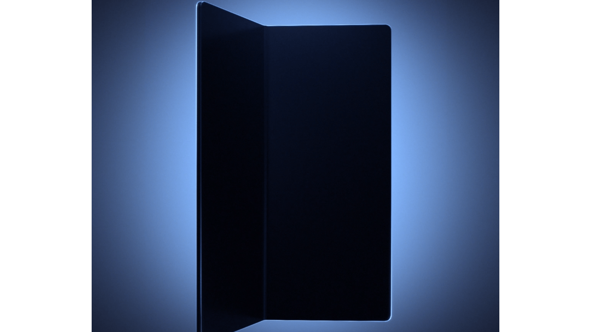 Un appareil Samsung noir, légèrement ouvert, illuminé sur un fond bleu doux.