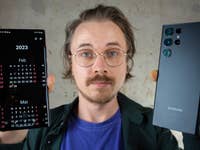 Notre collègue Ben qui tient le Galaxy S22 Ultra dans ses mains