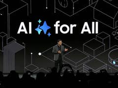 Un conférencier sur scène avec 'AI for All' affiché derrière lui lors d'un événement Samsung.