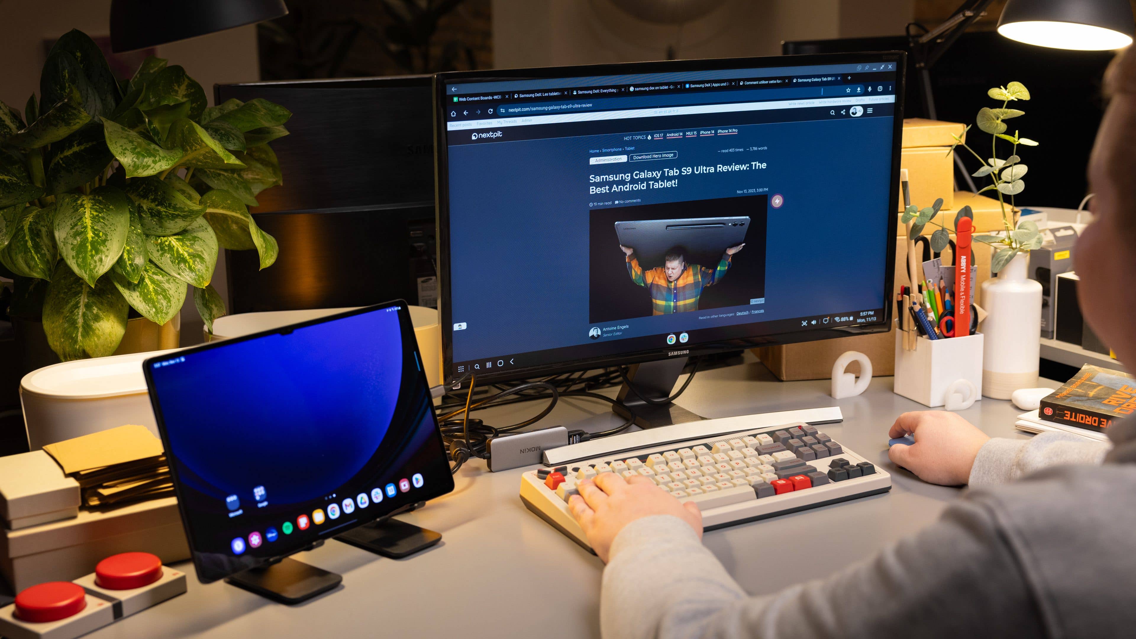 Une Samsung Galaxy Tab S9 Ultra posée sur une table avec un PC portable à sa droite