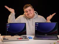 Le rédacteur de nextpit Antoine assis à une table levant les bras avec une tablette Samsung posée à sa gauche et un PC portable posé à sa droite tous deux sur une table