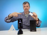 Matt avec le Samsung Galaxy S23 et le très petit bloc d'alimentation.