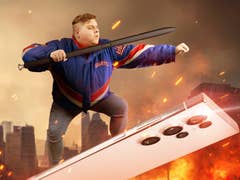 Notre testeur Antoine surfant sur le Galaxy S23 Ultra avec un S Pen surdimensionné dans la main droite qu'il tient comme un baton