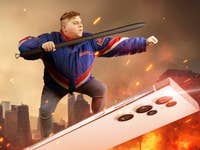 Notre testeur Antoine surfant sur le Galaxy S23 Ultra avec un S Pen surdimensionné dans la main droite qu'il tient comme un baton