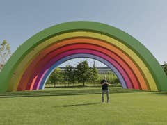 Tim Cook sous un arc-en-ciel