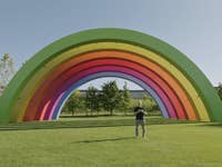 Tim Cook sous un arc-en-ciel