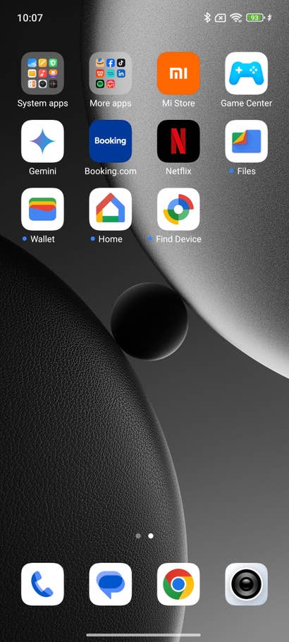 Écran du0027accueil du Xiaomi 15 Ultra affichant diverses icônes du0027applications et un fond abstrait sombre.