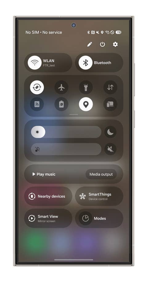 Interface Samsung One UI 7 affichant les paramètres rapides et les notifications sur un écran de smartphone.