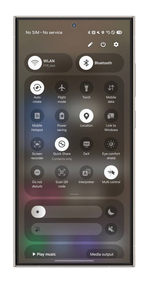 Panneau de notification Samsung One UI 7 affichant WLAN, Bluetooth et diverses options de paramètres.