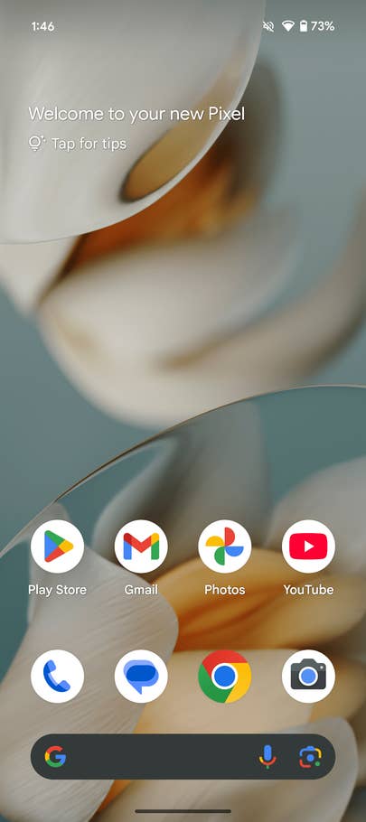 Écran du0027accueil du Google Pixel 9a avec des icônes du0027applications et un message de bienvenue.