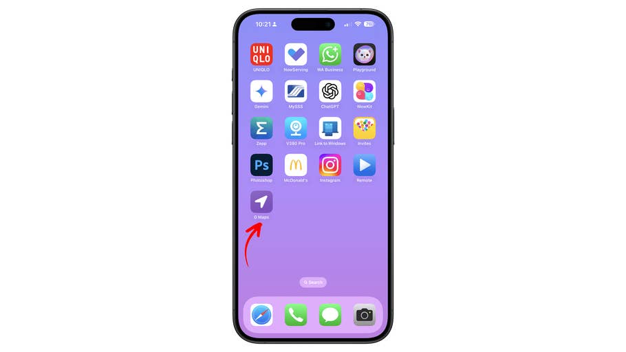 Un iPhone affichant diverses icônes du0027applications sur un fond violet, avec un accent sur lu0027application Cartes.