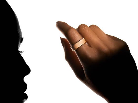 Ultrahuman pr&eacute;sente sa bague connect&eacute;e Rare en or 18 carats et en platine