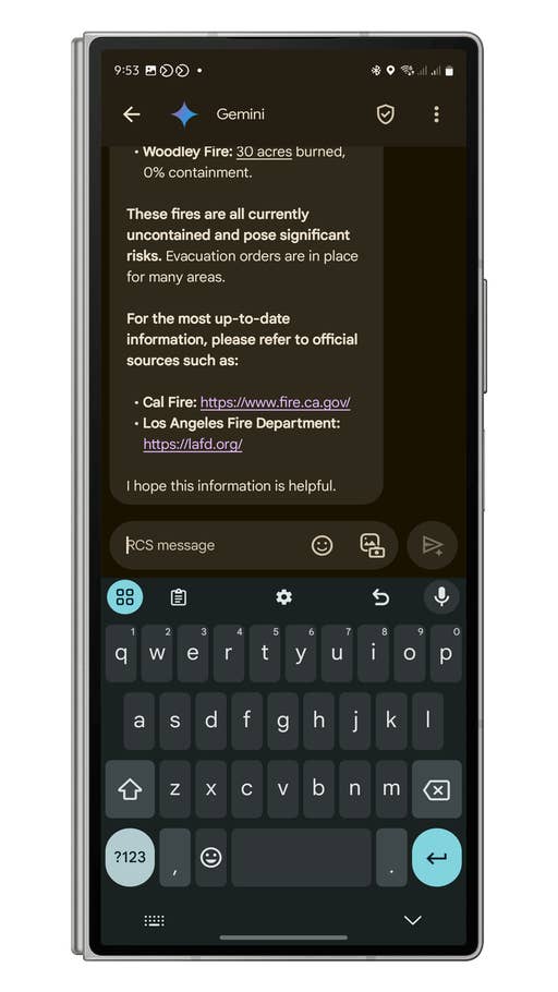 Un écran de smartphone affichant des informations sur le Woodley Fire et des sources officielles pour des mises à jour.