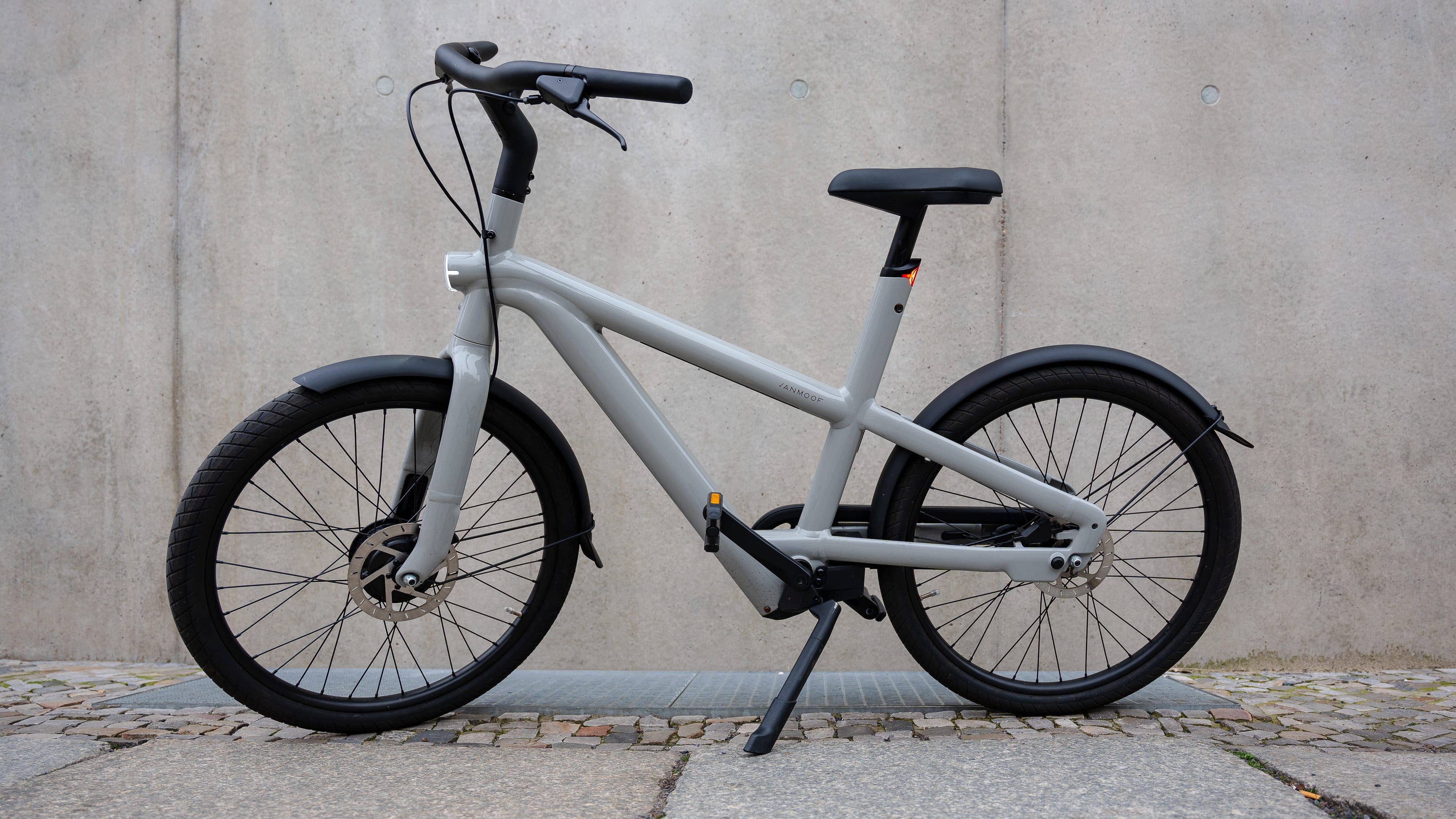 En comparaison directe, le VanMoof A5 est nettement plus petit et plus maniable. VanMoof A5