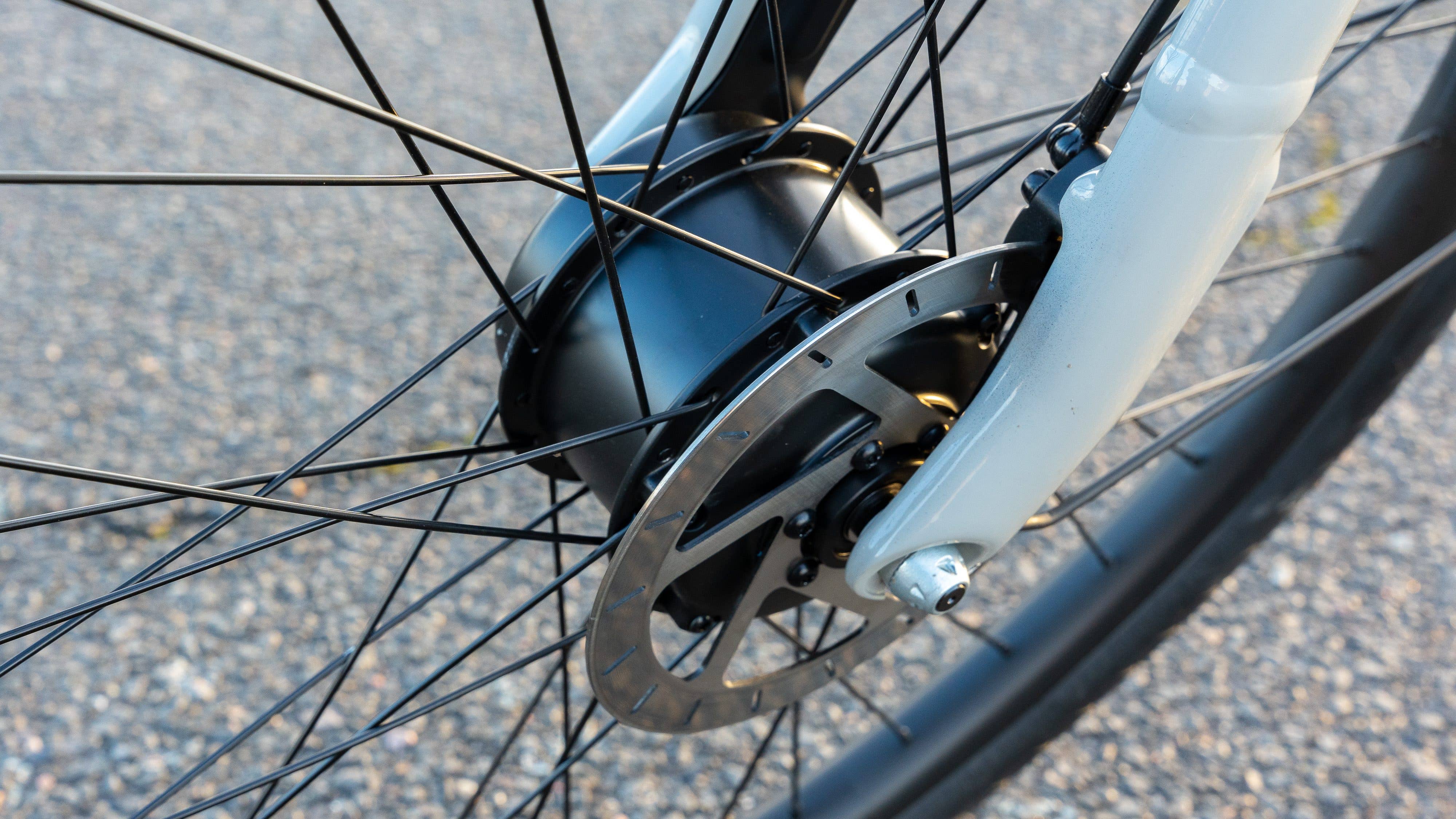 Le moteur électrique est situé dans la roue avant et développe 250 W VanMoof S5