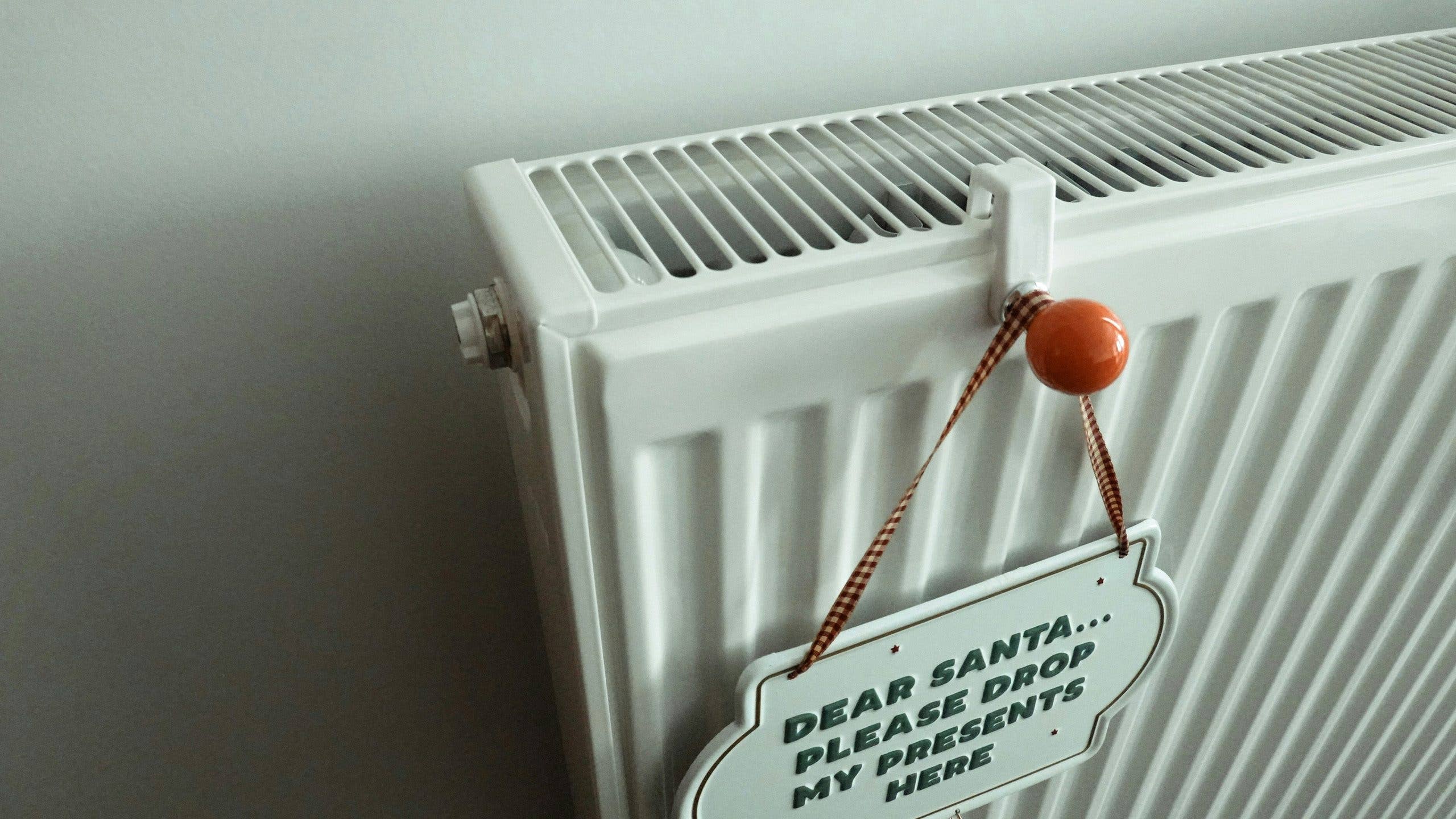 Un radiateur blanc avec une étiquette disant Un radiateur blanc avec une étiquette disant
