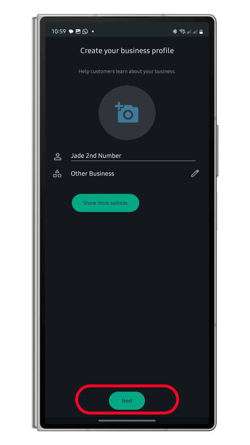 Écran de création de profil du0027entreprise WhatsApp avec options pour ajouter un numéro et un type du0027entreprise.