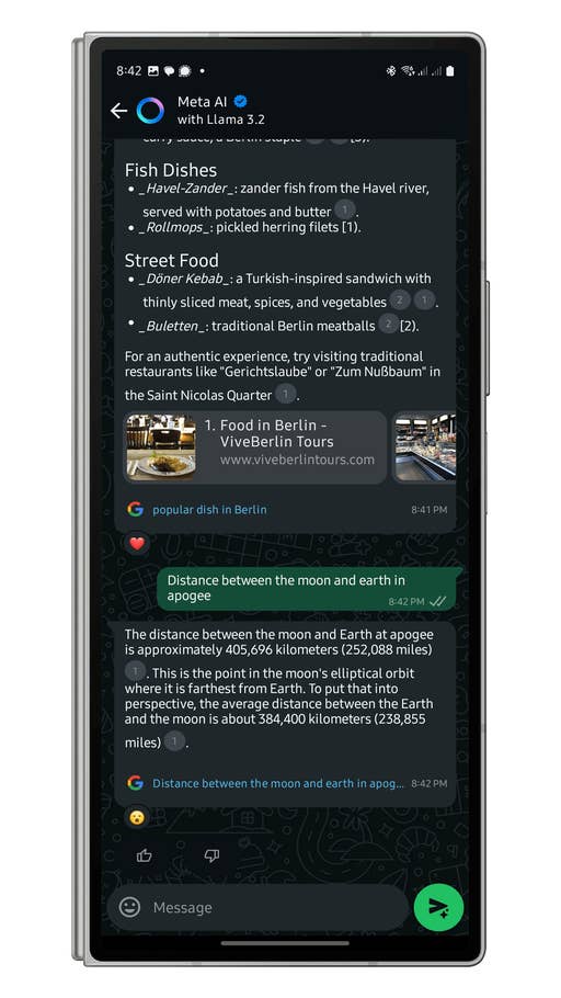 Conversation WhatsApp montrant des plats et la distance entre la lune et la terre.