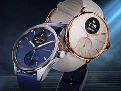 Deux montres connectées Withings : l'une avec un bracelet bleu et affichage de température, l'autre avec un bracelet blanc et suivi du cycle.