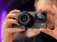 Une personne tenant un smartphone Xiaomi 15 Concept avec un grand objectif.