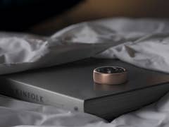 L'Amazfit Helio Ring exposée sur un coussin