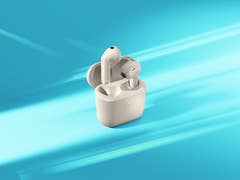 Écouteurs sans fil Sennheiser dans un étui de chargement sur un fond bleu.