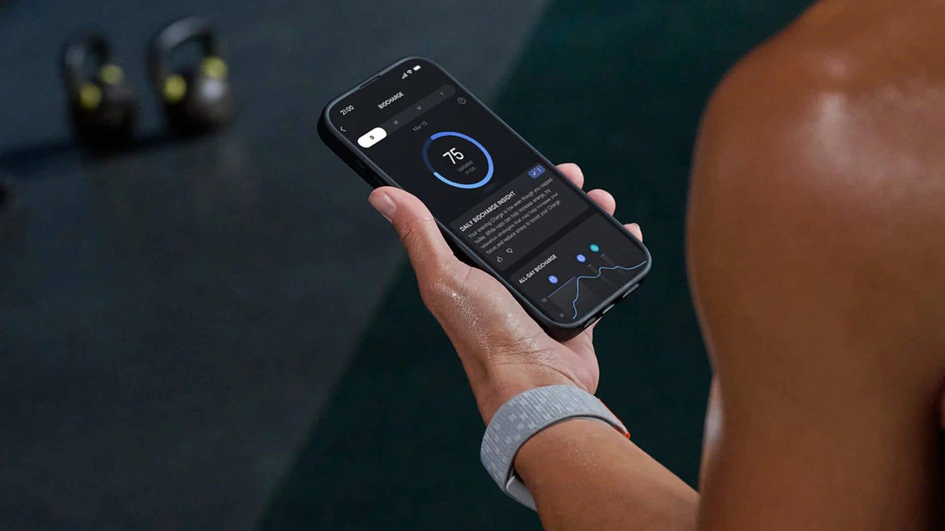 Une personne tenant un smartphone affichant des données de fitness Amazfit.