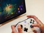 Tablette Pixel de Google jouant avec la manette Xbox connectée.