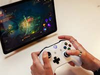 Tablette Pixel de Google jouant avec la manette Xbox connectée.