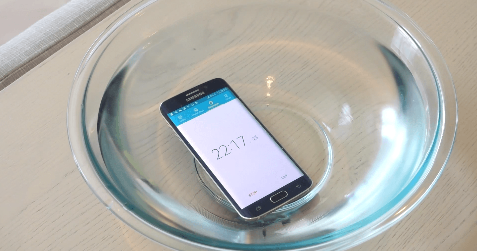 android samsung galaxy s6 edge etanche resistance a l eau image 01