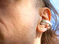 Gros plan sur une personne portant un écouteur Anker Soundcore Aeroclip dans l'oreille.