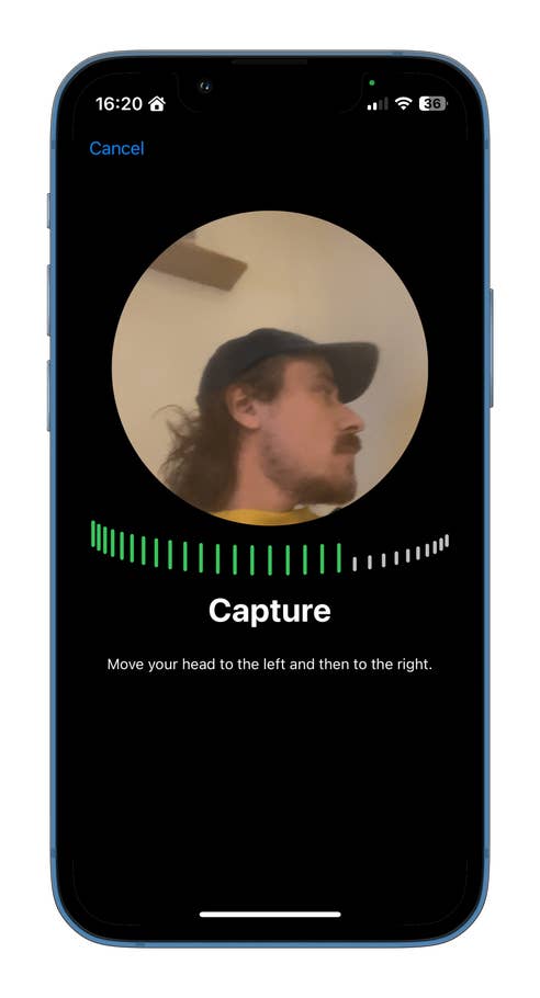 Un écran de smartphone affichant une instruction de capture pour la configuration des AirPods du0027Apple.
