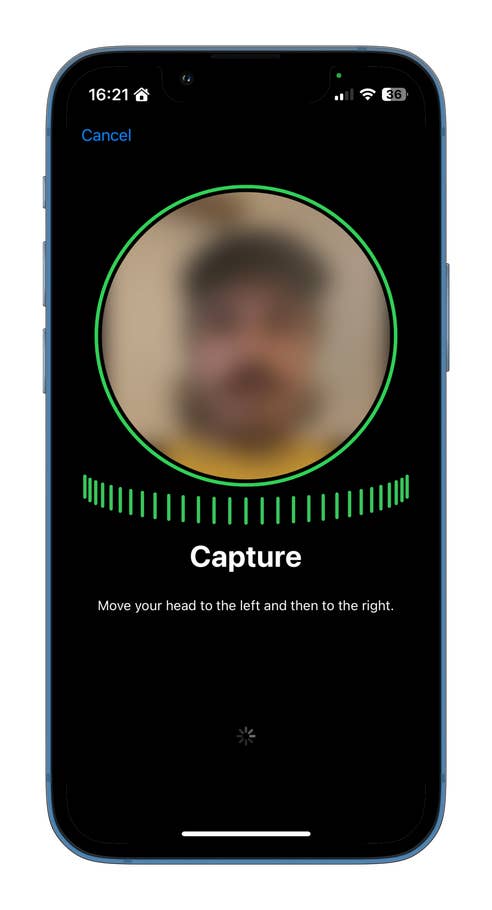 Un écran de smartphone affichant une instruction de capture de visage avec une image floue.