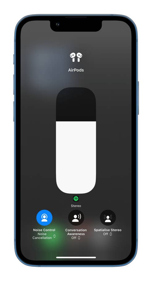 Interface AirPods sur un iPhone montrant les options de contrôle du bruit, de sensibilisation à la conversation et de stéréo spatial.
