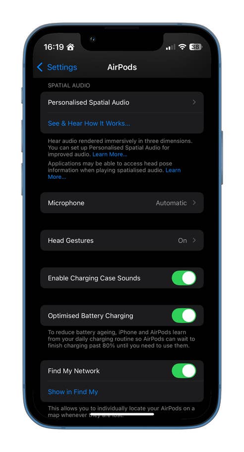 Menu des paramètres pour AirPods avec options pour audio spatial, microphone, chargement de la batterie et Trouver mon réseau.