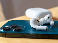 Les AirPods Pro d'Apple avec un iPhone 12 Pro Max.